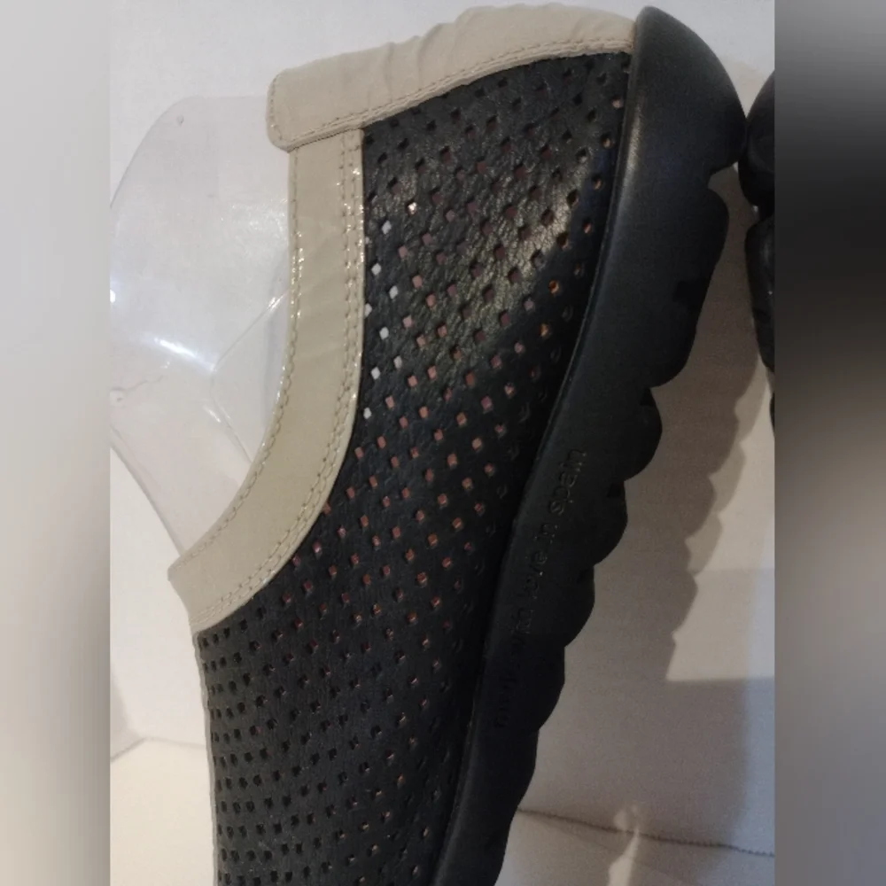 WONDERS ”MÁS AMOR POR FAVOR” PERFORATED LEATHER‎ FLATS Sz. 11 -11.5